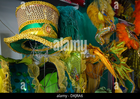 Une boutique vendant les célèbres costumes de carnaval brésiliens et les coiffures dans le Sambodromo dans le centre de Rio de Janeiro, Brésil. Banque D'Images