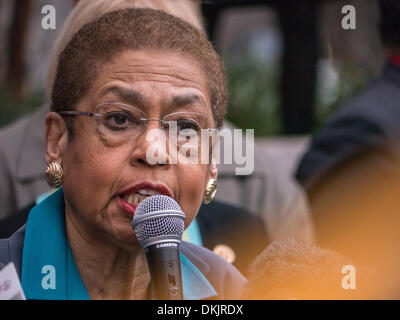 Washington, DC USA 05 déc, 2013 : les travailleurs au salaire minimum pour les entrepreneurs du gouvernement ont débrayé et se sont mobilisés pour des augmentations de salaire au Smithsonian National Air and Space Museum de Washington, DC. Leur grève est en solidarité avec les grévistes dans 100 villes qui sont à la recherche de salaires plus élevés et de verser des prestations de maladie. Banque D'Images