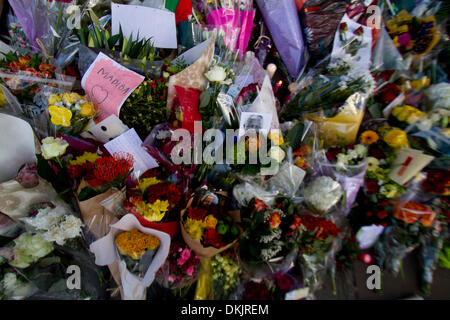 London UK. 6e décembre 2013. Tributs floraux sont placés à l'extérieur de la maison de l'Afrique du Sud à Londres à l'Afrique du Sud l'ancien président Nelson Mandela 1918-2013 qui est mort hier à 95 ans. Nelson Mandela devint le premier président noir qui a été emprisonné après avoir fait campagne contre l'apartheid et l'Afrique du Sud raciste divisé : Crédit amer ghazzal/Alamy Live News Banque D'Images