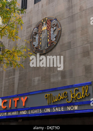 Détail chapiteau et plaque ajourée, 'Dance, le théâtre et la chanson' Radio City Music-hall, le Rockefeller Center, New York City Banque D'Images