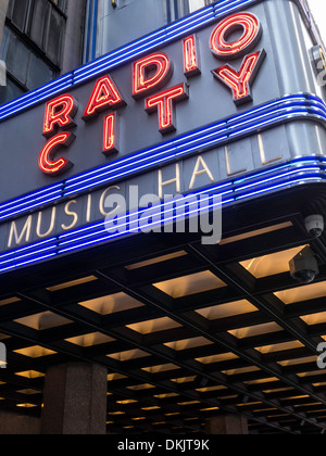 Le Radio City Music Hall chapiteau dans le Rockefeller Center, New York City Banque D'Images