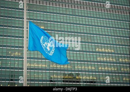 NY, NY, USA. 06 Dec, 2013. Une Organisation des Nations Unies drapeau flotte en berne à la mémoire de Nelson Mandela, au siège des Nations Unies à New York, États-Unis, le 6 décembre 2013. Source : Xinhua/Alamy Live News Banque D'Images
