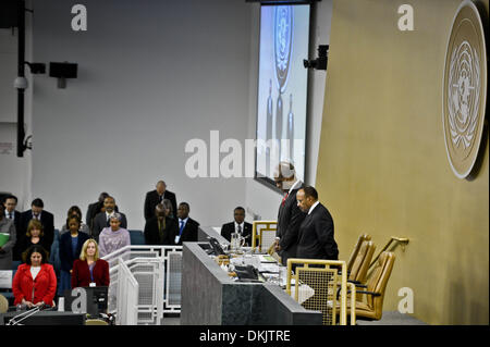 NY, NY, USA. 06 Dec, 2013. Le Président de l'Assemblée générale des Nations Unies, John Ashe (2e R), de concert avec les délégués et les membres du personnel de l'ONU, observe une minute de silence pour Nelson Mandela lors d'une réunion de l'Assemblée générale des Nations Unies au siège de l ONU à New York, États-Unis, le 6 décembre 2013. Source : Xinhua/Alamy Live News Banque D'Images