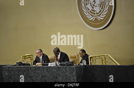 NY, NY, USA. 06 Dec, 2013. Secrétaire Général Adjoint des Nations Unies, M. Jan Eliasson (L) parle à la mémoire de Nelson Mandela lors d'une réunion de l'Assemblée générale des Nations Unies au siège de l ONU à New York, États-Unis, le 6 décembre 2013. Source : Xinhua/Alamy Live News Banque D'Images