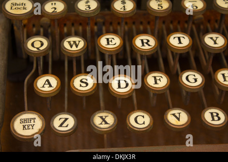 Machine à écrire antique - Une Antique Machine à écrire, les touches QWERTY traditionnelle montrant Banque D'Images