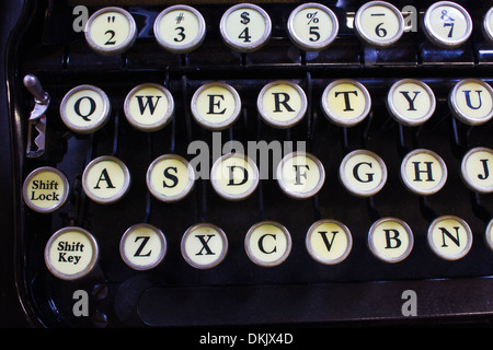 Machine à écrire antique - Une Antique Machine à écrire, les touches QWERTY traditionnelle montrant III Banque D'Images