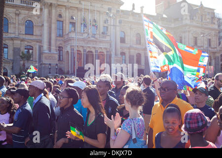 Sud africains réunis à Grand Parade, Cape Town à 17 heures cet après-midi pour dire adieu à la fin de Nelson Mandela. Banque D'Images