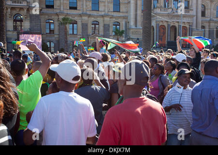 Sud africains réunis à Grand Parade, Cape Town à 17 heures cet après-midi pour dire adieu à la fin de Nelson Mandela. Banque D'Images