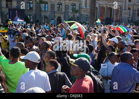 Sud africains réunis à Grand Parade, Cape Town à 17 heures cet après-midi pour dire adieu à la fin de Nelson Mandela. Banque D'Images