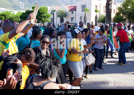 Sud africains réunis à Grand Parade, Cape Town à 17 heures cet après-midi pour dire adieu à la fin de Nelson Mandela. Banque D'Images