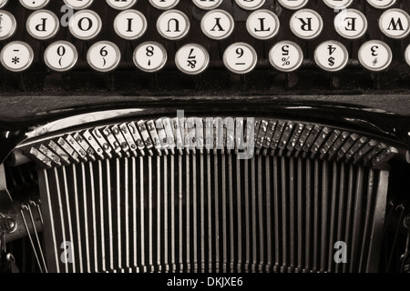 Machine à écrire antique - Une Antique Machine à écrire 2 Typebars traditionnelles montrant Banque D'Images
