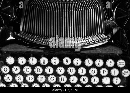 Machine à écrire Antique X - Une machine à écrire Antique traditionnel et Typebars montrant les touches QWERTY Banque D'Images