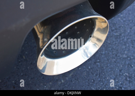 Tuyau d'échappement de voiture - Gros plan du tuyau d'échappement de voiture Banque D'Images