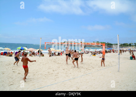 Beach-volley sur la plage de Copacabana, Rio de Janeiro, Brésil. Banque D'Images