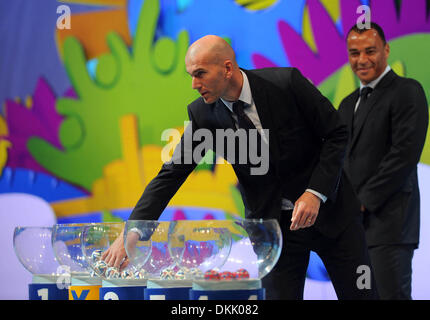 Costa do Sauipe, au Brésil. 6e déc, 2013. Ancien joueur de football Français Zinedine Zidane pickes un bulletin au cours de l'aspiration finale pour les groupes et des matchups du monde de la FIFA, Brésil 2014 à Costa do Sauipe, Brésil, le 6 décembre 2013. (Xinhua/Juan Roleri/TELAM) Credit : Xinhua/Alamy Live News Banque D'Images