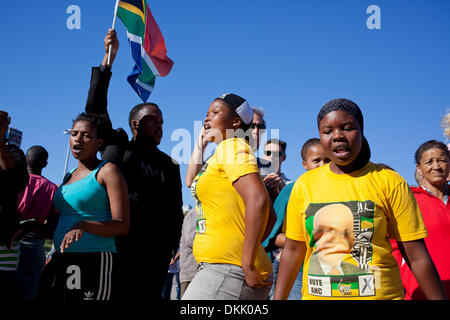 Sud africains réunis à Grand Parade, Cape Town à 17 heures cet après-midi pour dire adieu à la fin de Nelson Mandela. Banque D'Images