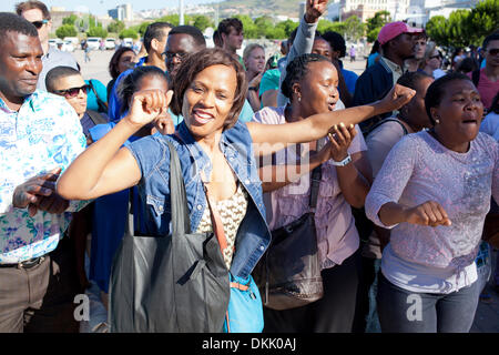 Sud africains réunis à Grand Parade, Cape Town à 17 heures cet après-midi pour dire adieu à la fin de Nelson Mandela. Banque D'Images