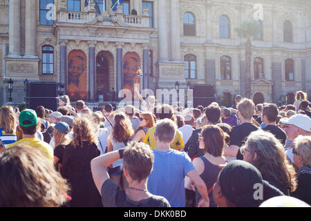 Sud africains réunis à Grand Parade, Cape Town à 17 heures cet après-midi pour dire adieu à la fin de Nelson Mandela. Banque D'Images