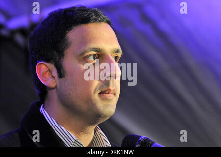 Glasgow, Ecosse, Royaume-Uni. 06 Dec, 2013. Anas Sarwar, leader adjoint du parti travailliste écossais parle lors d'un rassemblement pour Nelson Mandela dans la rue qui porte son nom à Glasgow. Crédit : Andrew Steven Graham/Alamy Live News Banque D'Images