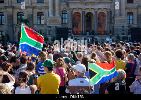 Sud africains réunis à Grand Parade, Cape Town à 17 heures cet après-midi pour dire adieu à la fin de Nelson Mandela. Banque D'Images