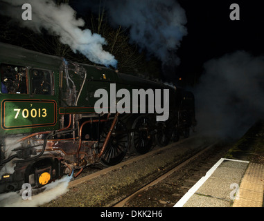 British Rail Standard 7 Oliver Cromwell s'arrête à la gare de Chirk à prendre l'eau. Banque D'Images