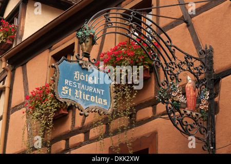 Elk213-2375 France, Alsace, Riquewihr, pendaison Store Se connecter Banque D'Images