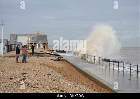 Kingsdown, Kent, UK. 6e mars 2014. Deux jours de mauvais temps vu l'immense mer viennent s'écraser contre les défenses de la mer dans le populaire village de vacances Kingsdown près de Douvres, dans le Kent. La défense a tenu mais de grandes sections de bois épis d'ailleurs ont été lavés à terre. Credit : Graham mitchell/Alamy Live News Banque D'Images