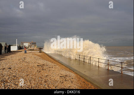 Kingsdown, Kent, UK. 6e mars 2014. Deux jours de mauvais temps vu l'immense mer viennent s'écraser contre les défenses de la mer dans le populaire village de vacances Kingsdown près de Douvres, dans le Kent. La défense a tenu mais de grandes sections de bois épis d'ailleurs ont été lavés à terre. Credit : Graham mitchell/Alamy Live News Banque D'Images