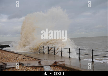 Kingsdown, Kent, UK. 6e mars 2014. Deux jours de mauvais temps vu l'immense mer viennent s'écraser contre les défenses de la mer dans le populaire village de vacances Kingsdown près de Douvres, dans le Kent. La défense a tenu mais de grandes sections de bois épis d'ailleurs ont été lavés à terre. Credit : Graham mitchell/Alamy Live News Banque D'Images