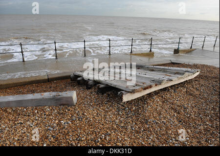 Kingsdown, Kent, UK. 6e mars 2014. Deux jours de mauvais temps vu l'immense mer viennent s'écraser contre les défenses de la mer dans le populaire village de vacances Kingsdown près de Douvres, dans le Kent. La défense a tenu mais de grandes sections de bois épis d'ailleurs ont été lavés à terre. Credit : Graham mitchell/Alamy Live News Banque D'Images