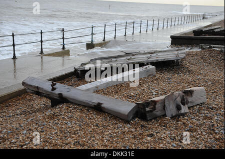 Kingsdown, Kent, UK. 6e mars 2014. Deux jours de mauvais temps vu l'immense mer viennent s'écraser contre les défenses de la mer dans le populaire village de vacances Kingsdown près de Douvres, dans le Kent. La défense a tenu mais de grandes sections de bois épis d'ailleurs ont été lavés à terre. Credit : Graham mitchell/Alamy Live News Banque D'Images