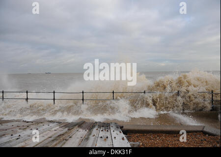 Kingsdown, Kent, UK. 6e mars 2014. Deux jours de mauvais temps vu l'immense mer viennent s'écraser contre les défenses de la mer dans le populaire village de vacances Kingsdown près de Douvres, dans le Kent. La défense a tenu mais de grandes sections de bois épis d'ailleurs ont été lavés à terre. Credit : Graham mitchell/Alamy Live News Banque D'Images