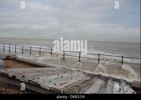 Kingsdown, Kent, UK. 6e mars 2014. Deux jours de mauvais temps vu l'immense mer viennent s'écraser contre les défenses de la mer dans le populaire village de vacances Kingsdown près de Douvres, dans le Kent. La défense a tenu mais de grandes sections de bois épis d'ailleurs ont été lavés à terre. Credit : Graham mitchell/Alamy Live News Banque D'Images