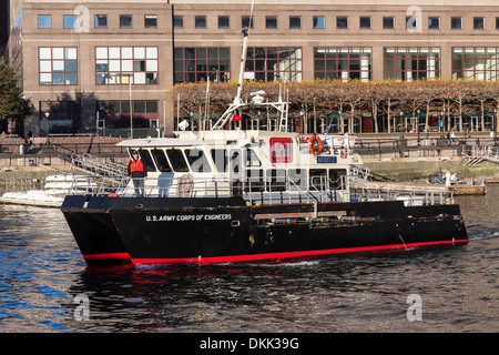 U.S. Army Corps of Engineers le bateau de patrouille, le World Financial Center, North Cove Marina Yacht Basin, NEW YORK, USA Banque D'Images