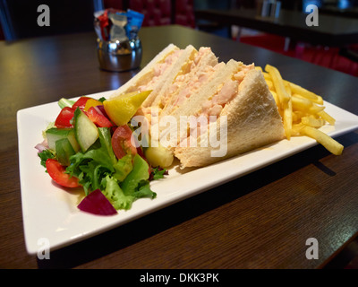Sandwich à la crevette sur pain blanc avec salade et frites Banque D'Images