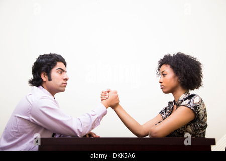 Jeune Indien et African American Woman Arm wrestling Banque D'Images