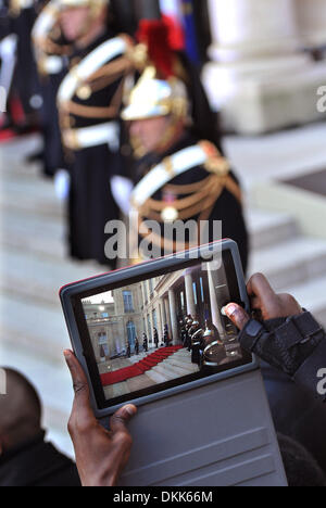 Paris, France. 6e déc, 2013. Un journaliste prend des photos avec l'iPad lors de la cérémonie d'ouverture d'un sommet sur la paix et la sécurité en Afrique, en France, à Paris, le 6 décembre 2013. Le Président français François Hollande vendredi ont pleuré la disparition de Nelson Mandela et a rendu hommage au héros anti-apartheid qui continuera d'inspiration se bat pour la liberté et la paix. Crédit : Chen Xiaowei/Xinhua/Alamy Live News Banque D'Images