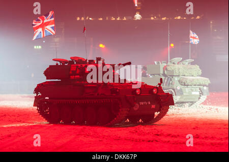 Earls Court, London, UK, 6 décembre 2013. Les répétitions ont eu lieu à Earls Court, Londres, 2013 pour le tournoi militaire britannique un jour avant le salon a ouvert ses portes au public. Les chameaux, RAF Band & les Casques blancs des signaux Royal sont parmi les points saillants de l'événement annuel. Credit : Lee Thomas/Alamy Live News Banque D'Images