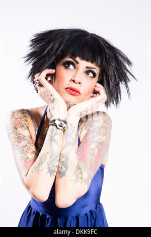 Jeune fille punk tatouée avec perruque sur fond blanc Banque D'Images