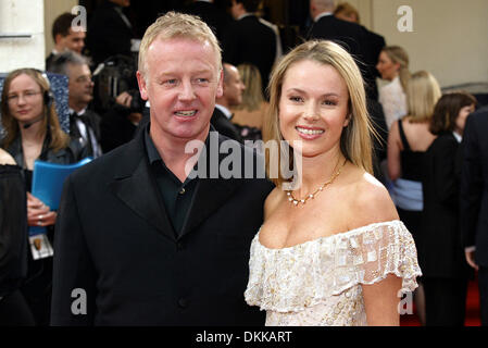 LES DENNIS & AMANDA HOLDEN.présentateur de télévision et actrice.DON, .Theatre Royal, Drury Lane, LON.20/04/2002.DI1006 Banque D'Images