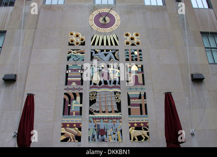 La façade art déco de la Brasserie Ruhlmann au Rockefeller Center à New York Banque D'Images