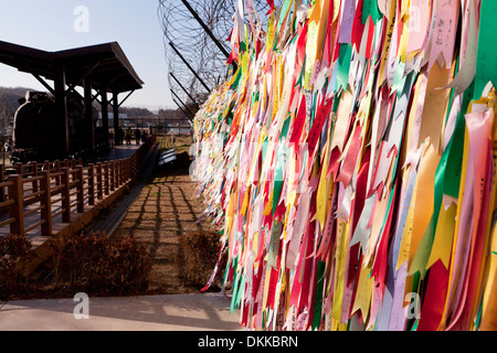 Les messages de paix et d'unité à gauche sur la clôture à pont de non retour (pont de la Liberté), DMZ - Imjingak, Paju, Corée du Sud Banque D'Images