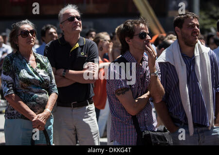 Buenos Aires, Argentine. 6e déc, 2013. Les gens réagissent comme ils attendent le tirage final pour les groupes et des matchups du monde de la FIFA, Brésil 2014 en face d'un écran géant à Buenos Aires, Argentine, le 6 décembre 2013. Source : Xinhua/Alamy Live News Banque D'Images