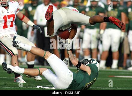 Jan 01, 2010 - Pasadena, Californie, USA - ANDERSON RUSSELL # 21 de l'Ohio State Buckeyes dives contre l'Oregon Ducks à la 96e Rose Bowl game. (Crédit Image : Â© Ringo Chiu/Zuma Press) Banque D'Images