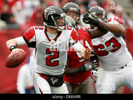 03 janvier 2010 - Tampa, FL, USA - JAMES | BORCHUCK 316731 fois.TP   13 BORC bucs (01/03/10) (91) Blanc Stylez met la pression sur le quart-arrière Falcons Matt Ryan au premier trimestre. [JAMES] BORCHUCK, fois (crédit Image : © St. Petersburg Times/ZUMApress.com) Banque D'Images