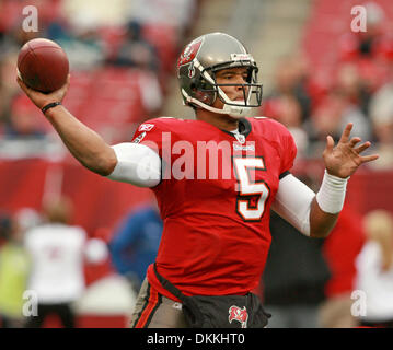 03 janvier 2010 - Tampa, FL, USA - JAMES | BORCHUCK 316731 fois.TP   16 BORC bucs (01/03/10) Josh Freeman (5) passages Cadillac Williams au quatrième trimestre. [JAMES] BORCHUCK, fois (crédit Image : © St. Petersburg Times/ZUMApress.com) Banque D'Images