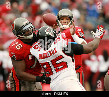 03 janvier 2010 - Tampa, FL, USA - JAMES | BORCHUCK 316731 fois.TP   19 BORC bucs (01/03/10) Josh Freeman déclenche une transmission incomplète à Cadillac Williams au troisième trimestre. [JAMES] BORCHUCK, fois (crédit Image : © St. Petersburg Times/ZUMApress.com) Banque D'Images