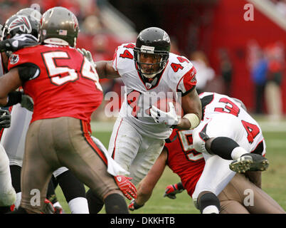 03 janvier 2010 - Tampa, FL, USA - JAMES | BORCHUCK 316731 fois.TP   21 BORC bucs (01/03/10) Pèlerins en marche arrière Jason Snelling charrues à travers les Bucs la défense dans le quatrième. [JAMES] BORCHUCK, fois (crédit Image : © St. Petersburg Times/ZUMApress.com) Banque D'Images