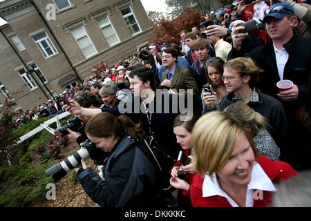 22 novembre 2009 - Oxford, MS, États-Unis d'Amérique - RÉGION CENTRE -- KLAN RALLY -- Sat, 21 Nov 09. (BLbike5) Photo par Brad Luttrell. Il y avait plusieurs centaines de personnes à la Ku Klux Klan rally à Fulton chapelle le samedi en protestation du Chancelier Dan Jones' décision d'interdire la lecture de ''From Dixie avec amour'' au cours des jeux. Le KKK a 11 membres à la manifestation, qui a duré 10 minutes de Banque D'Images