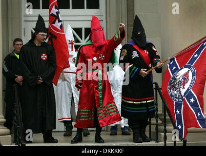 22 novembre 2009 - Oxford, MS, États-Unis d'Amérique - RÉGION SECONDAIRE -- KLAN RALLY -- Sat, 21 Nov 09. (BLbike4) Photo par Brad Luttrell. Un Ku Klux Klan chant membres ''le sud augmenteront à nouveau'' à un rassemblement au KKK Fulton chapelle le samedi en protestation du Chancelier Dan Jones' décision d'interdire la lecture de ''From Dixie avec amour'' au cours des jeux. Le KKK a 11 membres à la manifestation, qui a duré 10 Banque D'Images